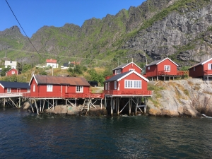 Tradycyjne norweskie domy rybackie (rorbuer) na palach - charakterystyczny krajobraz Lofotów | Charter.pl foto: Katarzyna Kowalska