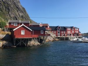 Zabudowa portowa z czerwonymi rorbuer oraz Muzeum Rybołówstwa Norweskiego w Å | Charter.pl foto: Katarzyna Kowalska