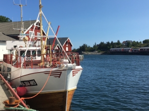 Tradycyjny kuter rybacki w niewielkim porcie na Lofotach - rybołówstwo nadal odgrywa tu ważną rolę | Charter.pl foto: Katarzyna Kowalska
