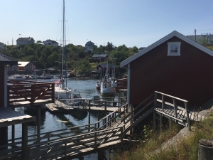 Niewielka marina i drewniane pomosty - typowy obraz małych portów północnej Norwegii | Charter.pl foto: Katarzyna Kowalska