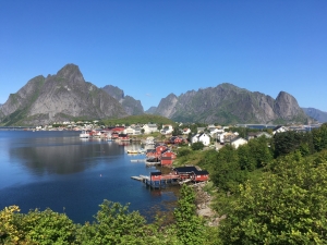 Panorama Reine - jednej z najbardziej rozpoznawalnych miejscowości archipelagu Lofotów | Charter.pl foto: Katarzyna Kowalska