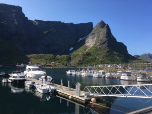 Port w Hamnøy z charakterystycznym szczytem Olstinden w tle | Charter.pl foto: Katarzyna Kowalska