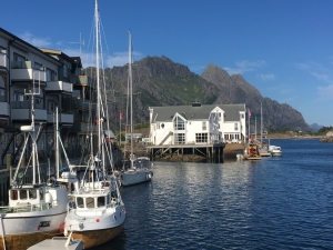Port w Reine - popularny przystanek dla żeglarzy i baza wypadowa do odkrywania archipelagu | Charter.pl foto: Katarzyna Kowalska