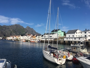 Jachty cumujące w marinie Reine - jedna z najpiękniej położonych przystani w Norwegii | Charter.pl foto: Katarzyna Kowalska