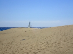 Przy niewielkim rozkołysie można zatrzymać się bardzo blisko plaży :) foto: Kasia Koj