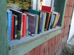 Muzeum jest również mini biblioteką - Charter.pl foto: Katarzyna Kowalska