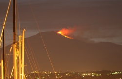 Wybuchająca Etna widziana z pokładu naszego jachtu | Charter.pl foto: Kasia Koj