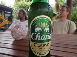 Nie samym ryżem człowiek żyje :) Najlepsze w Tajlandii to piwo Chang | Charter.pl foto: Kasia Koj