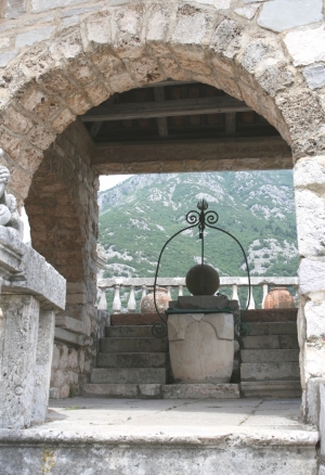 Do 1603 zatopiono ponad 100 żaglowców wypełnionych kamieniami aby powstała wyspa, a na wyspie świątynia, Czarnogóra  foto: Kasia Koj