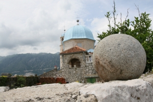 Wyspa Gospa od Škrpjela (Wyspa Matki Boskiej na Skale) to sztuczna wyspa – jedyna taka na Morzu foto: Kasia Koj