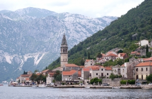 Perast wyłania się z morza | Charter.pl foto: Benek