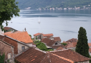 Po wejściu na szczyt rozpościera się wspaniały widok na Zatokę Kotorską | Charter.pl foto: Benek