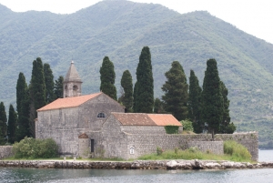 Wyspa św. Jerzego (Sveti Đorđe) to jedna z dwóch wysepek u wybrzeży miasta Perast w Zatoce Kotorskiej | Charter.pl foto: Benek