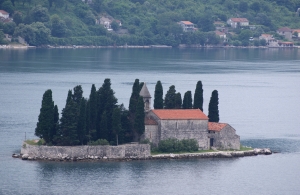 Wyspa św. Jerzego (Sveti Đorđe) to jedna z dwóch wysepek u wybrzeży miasta Perast w Zatoce Kotorskiej | Charter.pl foto: Benek