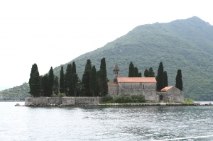 Wyspa św. Jerzego (Sveti Đorđe) to jedna z dwóch wysepek u wybrzeży miasta Perast w Zatoce Kotorskiej | Charter.pl foto: Kasia & Peter