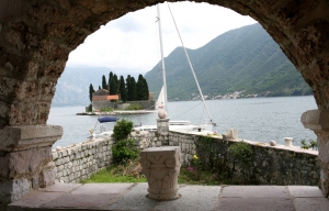 Wyspa św. Jerzego (Sveti Đorđe) to jedna z dwóch wysepek u wybrzeży miasta Perast w Zatoce Kotorskiej | Charter.pl foto: Kasia & Peter