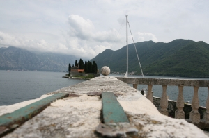 Wyspa św. Jerzego (Sveti Đorđe) to jedna z dwóch wysepek u wybrzeży miasta Perast w Zatoce Kotorskiej | Charter.pl foto: Kasia & Peter