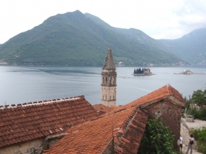 Wyspa św. Jerzego (Sveti Đorđe) to jedna z dwóch wysepek u wybrzeży miasta Perast w Zatoce Kotorskiej | Charter.pl foto: Kasia Kowalska