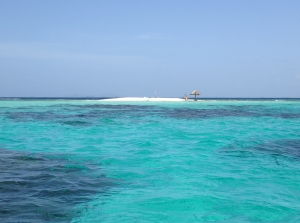 Wyspa Mopion widziana z oddali z pokładu naszego jachtu | Charter.pl foto: Piotr Kowalski