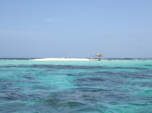 Wyspa Mopion widziana z oddali z pokładu naszego jachtu | Charter.pl foto: Piotr Kowalski