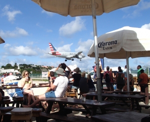 Leniwi obserwują plaże i lądujące samoloty z baru | Charter.pl foto: Kasia Kowalska