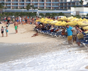 Na plaży trzeba uważać na przypływ. Woda potrafi zabrać nie tylko kocyki | Charter.pl foto: Kasia Kowalska