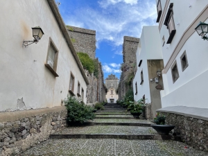 Wspinając się via Garibaldi, a następnie niekończącymi się schodami na via Castello docieramy do terenów należących do zamku Meligunte | Charter.pl foto: Kasia Kowalska