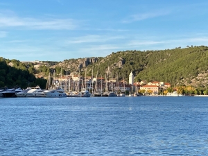 Za rufą pozostawiamy Skradin | Charter.pl foto: Katarzyna Kowalska