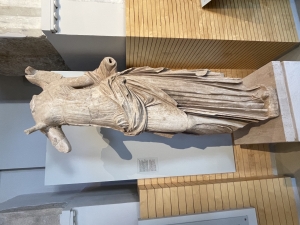 Fragment marmurowej rzeźby z Sanktuarium Wielkich Bogów prezentowany w Muzeum Archeologicznym na Samotrace | Charter.pl foto: Katarzyna Kowalska