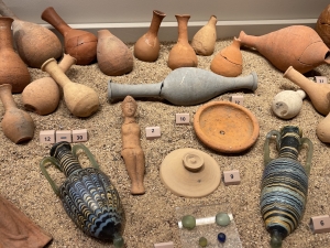 Naczynia ceramiczne i szklane balsamaria używane do przechowywania oliwy, perfum i cennych wonności | Charter.pl foto: Katarzyna Kowalska