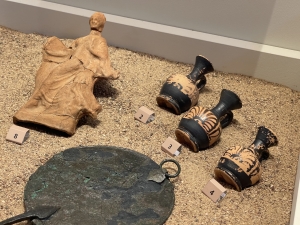 Wyposażenie grobowe z okresu hellenistycznego - lampki oliwne, naczynia oraz brązowe lustro | Charter.pl foto: Katarzyna Kowalska