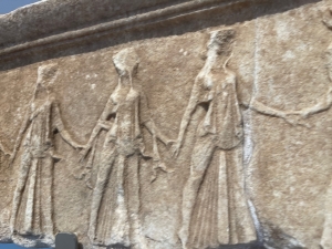Płaskorzeźba przedstawiająca procesję uczestników misteriów samotrackich | Charter.pl foto: Katarzyna Kowalska