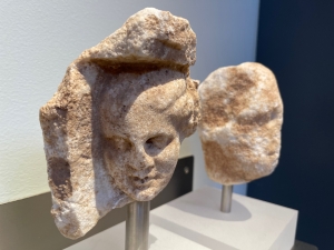 Fragment marmurowej głowy kobiecej rzeźby odnalezionej na terenie Sanktuarium Wielkich Bogów | Charter.pl foto: Katarzyna Kowalska