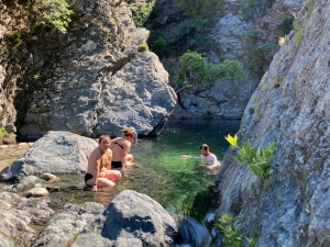 Naturalny basen u podnóża wodospadu Fonias zachęca do kąpieli, choć górska woda jest lodowata nawet w środku lata | Charter.pl foto: Katarzyna Kowalska