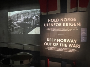 Tablica "Keep Norway Out of the War". Neutralna Norwegia chciała pozostać poza wojną, jednak strategiczne znaczenie Narwiku sprawiło, że konflikt był nieunikniony | Charter.pl foto: Katarzyna Kowalska