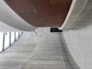 Surowa betonowa architektura i spiralny układ wnętrz prowadzą zwiedzających przez kolejne rozdziały historii XX wieku | Charter.pl foto: Katarzyna Kowalska