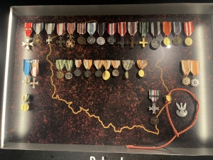 Gablotę z polskimi odznaczeniami wojskowymi poświęcono żołnierzom, którzy walczyli pod Narwikiem i zapisali jedną z najpiękniejszych kart w historii Wojska Polskiego | Charter.pl foto: Katarzyna Kowalska