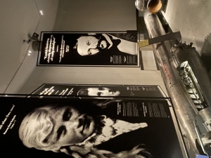 Ekspozycja poświęcona losom norweskiej ludności cywilnej podczas II wojny światowej. Cytaty świadków, fotografie oraz torpeda przypominają, że wojna dotknęła nie tylko żołnierzy, ale również tysiące mieszkańców północnej Norwegii | Charter.pl foto: Katarzyna Kowalska