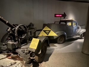 Oryginalne działo przeciwlotnicze oraz wojskowy samochód z okresu II wojny światowej należą do największych eksponatów muzeum. Prezentują wyposażenie wykorzystywane podczas walk o Narwik oraz późniejszej okupacji Norwegii | Charter.pl foto: Katarzyna Kowalska