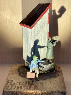 Symboliczna instalacja "Burnt Earth" ("Spalona ziemia") nawiązuje do dramatycznych wydarzeń z końca II wojny światowej, gdy wycofujące się wojska niemieckie niszczyły miasta i wsie północnej Norwegii, zmuszając tysiące mieszkańców do ucieczki i pozostawienia swoich domów | Charter.pl foto: Katarzyna Kowalska