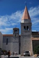 Krk, po lewej klasztor franciszkanów, po prawej kościół św Michała