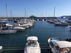 Piękna marina w Neapolu, dokładnie w Pozzuoli znajduje się w idealnym miejscu, aby dotrzeć na wyspy Capri, Ischia i Procida. | Charter.pl foto: Piotr Kowalski