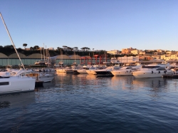 Piękna marina w Neapolu, dokładnie w Pozzuoli znajduje się w idealnym miejscu, aby dotrzeć na wyspy Capri, Ischia i Procida. | Charter.pl foto: Piotr Kowalski