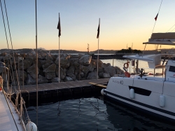 Piękna marina w Neapolu, dokładnie w Pozzuoli znajduje się w idealnym miejscu, aby dotrzeć na wyspy Capri, Ischia i Procida. | Charter.pl foto: Piotr Kowalski