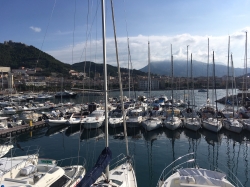 Piękna marina w Neapolu, dokładnie w Pozzuoli znajduje się w idealnym miejscu, aby dotrzeć na wyspy Capri, Ischia i Procida. | Charter.pl foto: Piotr Kowalski
