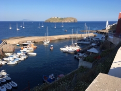 Port w Ischia, przepiękne miejsce, ale wejście nie jest łatwe | Charter.pl foto: Piotr Kowalski