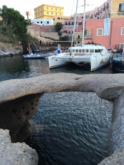 Port w Ischia, przepiękne miejsce, ale wejście nie jest łatwe | Charter.pl foto: Piotr Kowalski