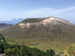 Morze Tyrreńskie, wyspa Vulcano, najbardziej na południe wysunięta w archipelagu Wysp Liparyjskich | Charter.pl foto: Piotr Kowalski