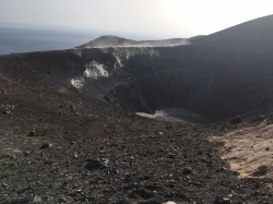 Centrum i północną część wyspy zajmuje wulkan Fossa z kraterem Gran Cratere, w którym nadal czynne są fumarole, a na zachodzie z kraterem Lentia | Charter.pl foto: Piotr Kowalski