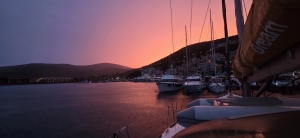Wieczór w Marinie Luštica Bay | Charter.pl foto: kpt. Timi